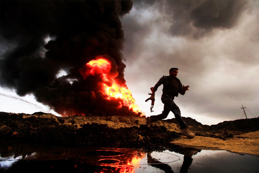 Poços de petróleo são incendiados pelo grupo extremista Estado Islâmico, na região de Qayyra, próximo à Mosul, no Iraque - 04/11/2016