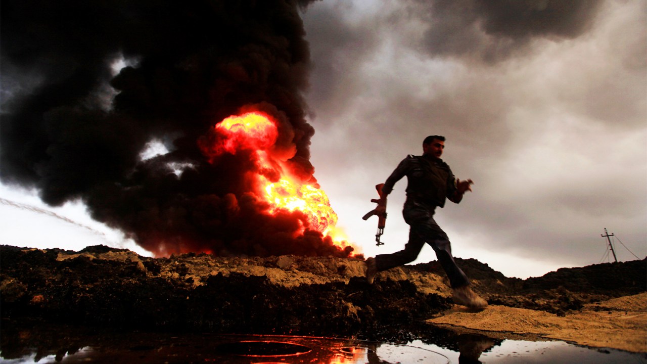 Poços de petróleo são incendiados pelo grupo extremista Estado Islâmico, na região de Qayyra, próximo à Mosul, no Iraque - 04/11/2016