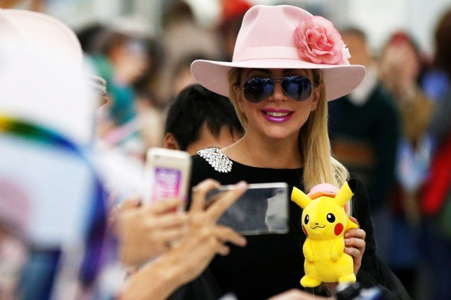 A cantora americana Lady Gaga é fotografada com um boneco de pelúcia do personagem Pikachu, de 'Pókemon', após desembarcar no Aeroporto Internacional de Narita, no Japão - 01-11-2016