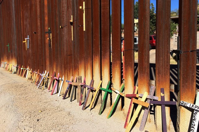 Mexicanos colocam cruzes de madeira na fronteira entre México e Estados Unidos, em homenagem aos que morreram tentando completar a travessia - 11/11/2016