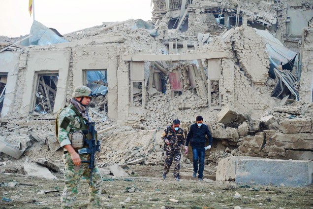 Forças de segurança afegãs e tropas da OTAN investigam explosão que ocorreu no consulado da Alemanha na cidade de Mazar-i-Sharif - 11/11/2016