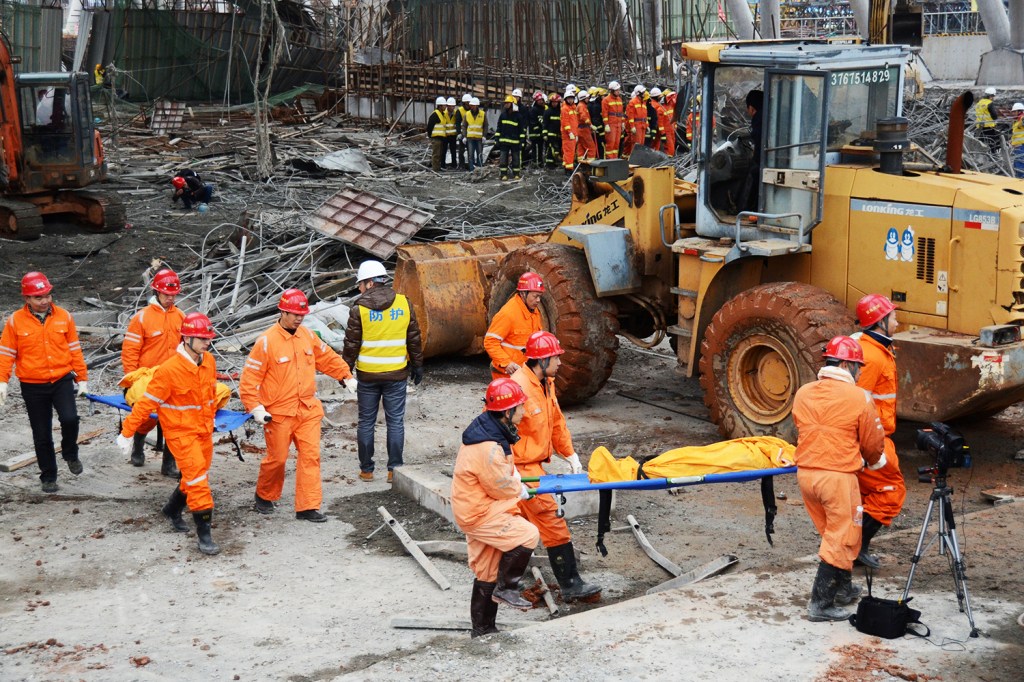Ao menos 67 morreram em desabamento de uma central elétrica em construção no centro da China - 24/11/2016