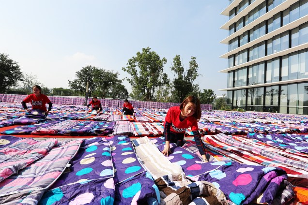 Funcionárias da empresa e-commerce 'Alibaba' preparam colchonetes que serão utilizados para descanso, em  Hangzhou, na província chinesa de Zhejiang, às vésperas do Dia dos Solteiros, comemorado em 11 de novembro - 03/11/2016