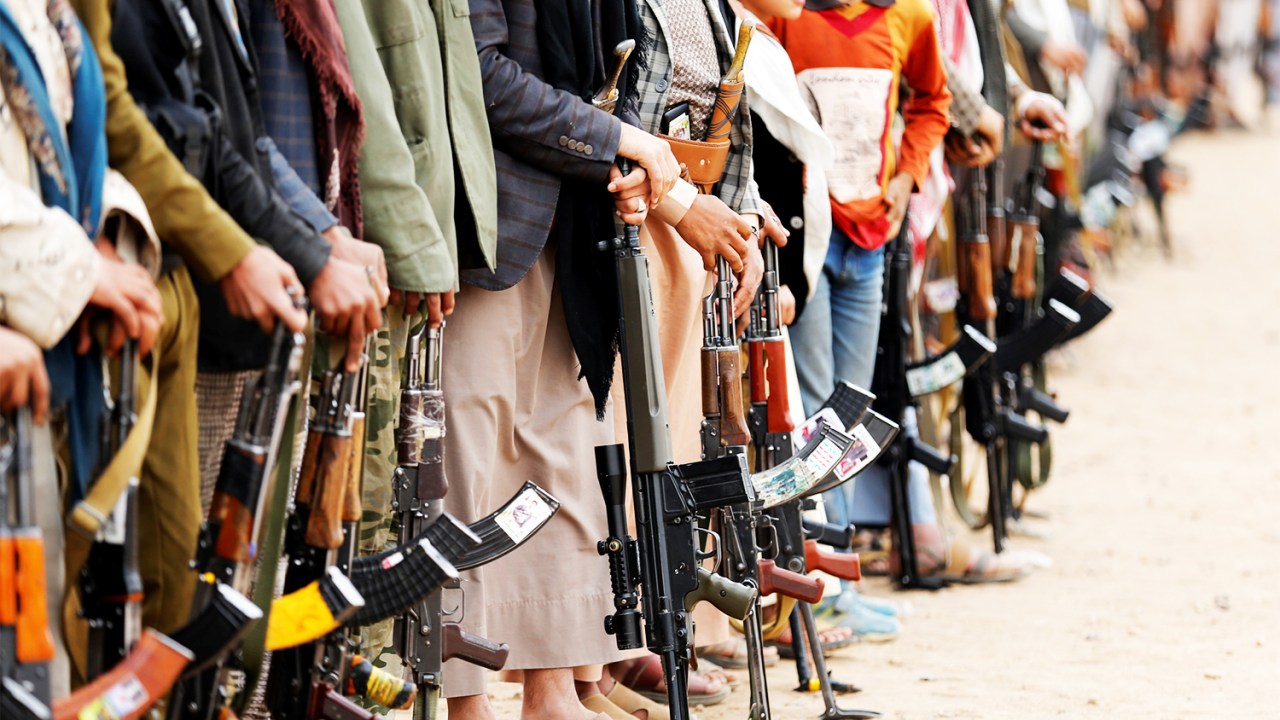 Membros de tribos seguram armas em apoio ao movimento político-religioso Houthi, em Sanaa, no Iemên - 10/11/2016T