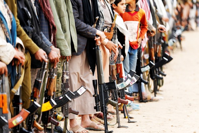Membros de tribos seguram armas em apoio ao movimento político-religioso Houthi, em Sanaa, no Iemên - 10/11/2016