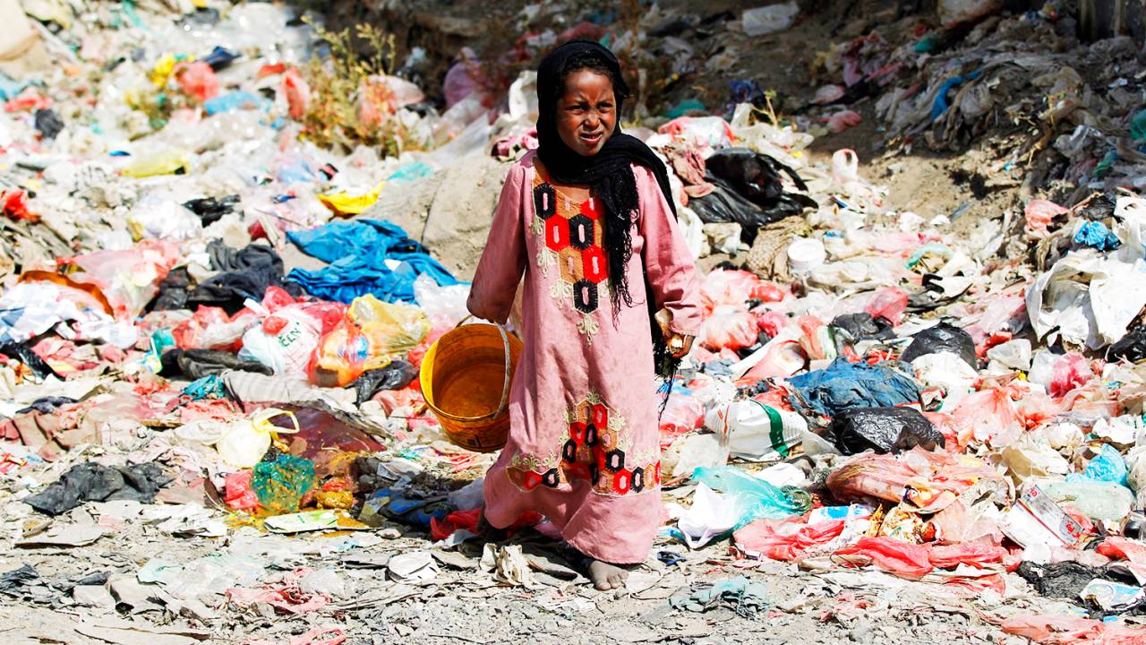 Garota da comunidade de Al-Akhdam anda sobre lixo em uma favela em Sanaa, capital do Iêmen 09/11/2016