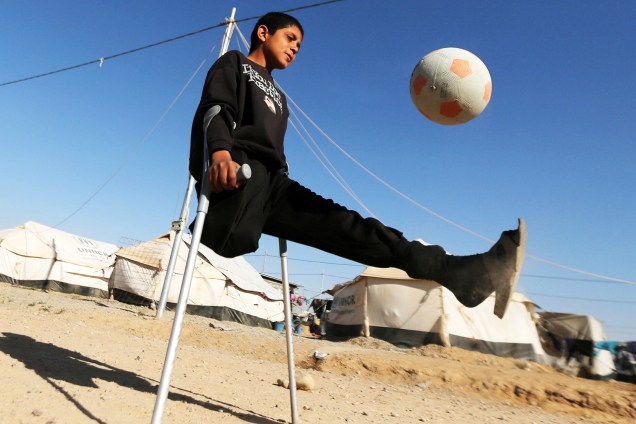 Garoto que perdeu perna em ataque aéreo joga futebol no campo de Debaga, nos arredores da cidade iraquiana de Erbil - 24/11/2016