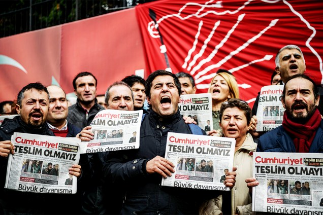 Manifestantes exibem exemplares do jornal turco Cumhuriyet, durante protesto na frente da sede do periódico em Istambul - 01/11/2016
