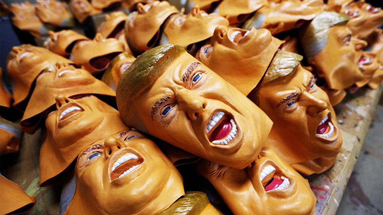 Fábrica produz máscaras de borracha do presidente eleito dos Estados Unidos, Donald Trump, na cidade japonesa de Saitama - 21/11/2016