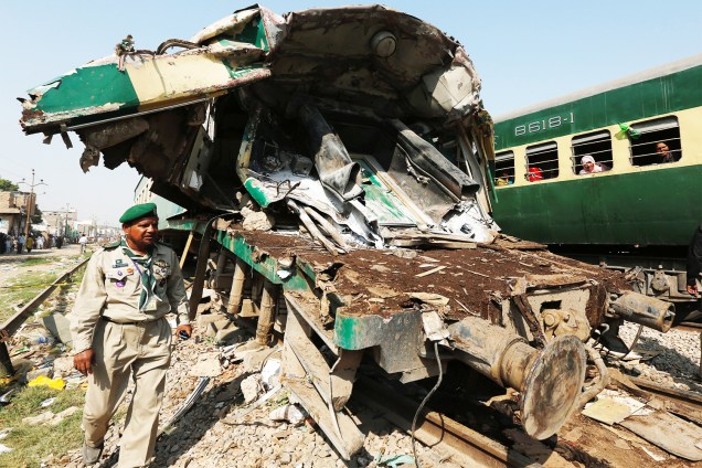 Ao menos 14 pessoas morreram e 50 ficaram feridas após dois trens se chocarem em Karachi, no Paquistão - 03/11/2016