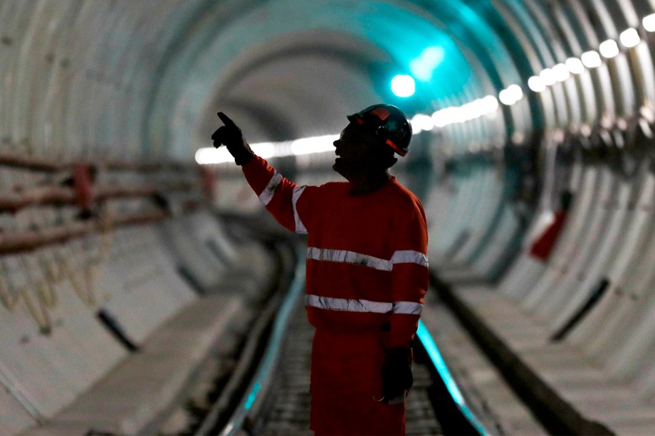 Trabalhador é visto em túnel durante a construção de linha férrea em Stepney, em Londres - 16/11/2016