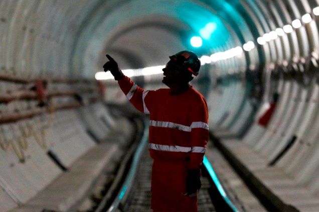 Trabalhador é visto em túnel durante a construção de linha férrea em Stepney, em Londres - 16/11/2016