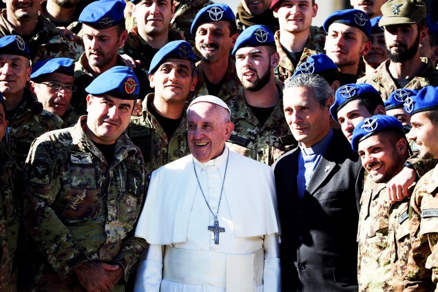 Papa Francisco posa para foto com oficiais do Exército Italiano, após o término da audiência geral semanal realizada na Praça de São Pedro, no Vaticano - 09/11/2016
