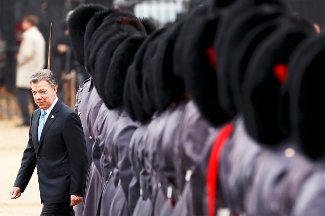 O presidente da Colômbia e ganhador do Nobel da Paz, Juan Manuel Santos, inspeciona guarda de honra em cerimônia realizada em Londres, durante visita à Grã-Bretanha - 01/11/2016