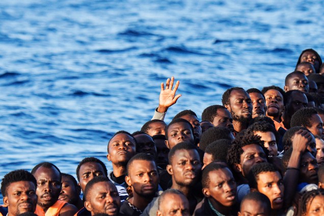 Migrantes e refugiados são resgatados em um barco pela Cruz Vermelha italiana, na costa do Mar Mediterrâneo localizada na Líbia - 03/11/2016