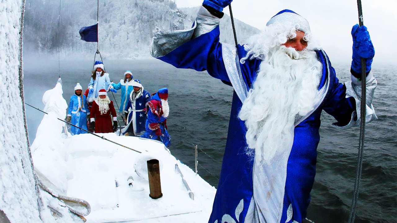 Membros de iate clube se vestem de Ded Moroz - personagem de contos de fadas russos semelhante ao Papai Noel - em Krasnoyarsk, na Rússia - 21/11/2016