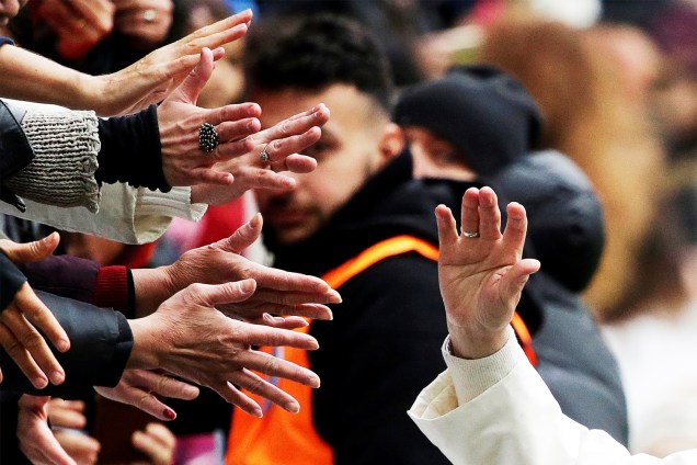 Papa Francisco cumprimenta fieis ao chegar no Estádio Swedbank, em Malmo, na Suécia, para realizar missa - 01/11/2016