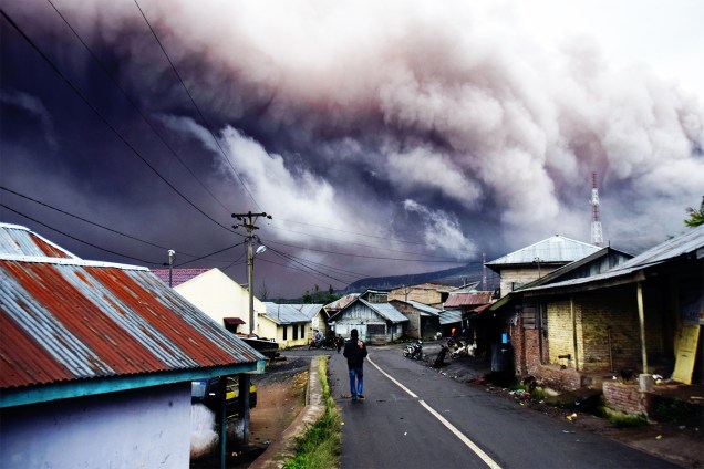 Homem observa erupção do Monte Sinabung, em Karo, província de Sumatra, na Indonésia - 01/11/2016