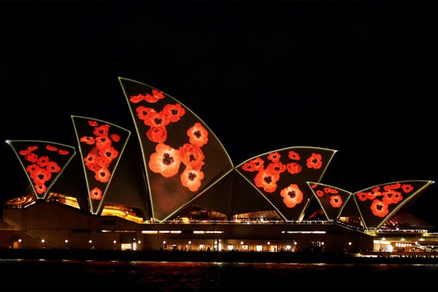 Opera House é iluminada com imagens da flor papoila, em homenagem ao Dia do Armistício - data que marca o fim simbólico da Primeira Guerra Mundial - em Sydney, na Austrália - 11/11/2016