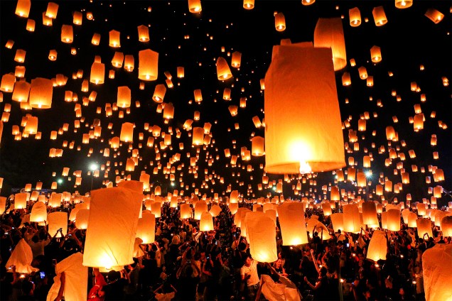 Lanternas são colocadas no ar durante o festival de Yee Peng, na cidade de Chiang Mai, norte da Tailândia - 14/11/2016
