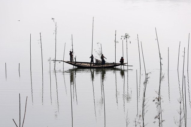 Pescadores se preparam para pegar peixes em um rio em Daca, Bangladesh - 28/11/2016