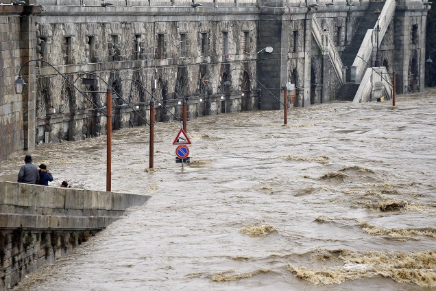As pessoas observam inundação provocada pela cheia do rio Po em Turim, na Itália - 25/11/2016