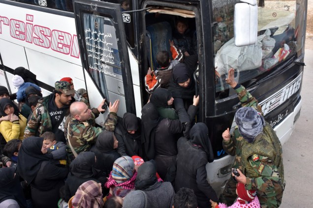 Famílias fogem dos distritos orientais de Alepo, em um ônibus durante ofensiva do governo para reconquistar regiões controladas por rebeldes - 29/11/2016