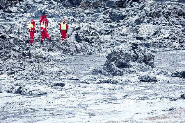 Equipe de resgate trabalha na busca de sobreviventes da avalanche que atingiu a região de Sorum, norte da capital norueguesa - 11/11/2016