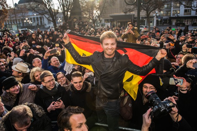 O novo campeão mundial de Fórmula 1 Nico Rosberg se encontra com fãs durante evento em sua cidade natal de Wiesbaden, no oeste da Alemanha - 30/11/2016