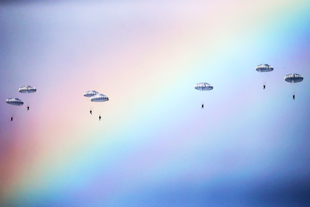 Paraquedistas russos atravessam um arco-íris durante treinamento militar em Kovin, na Sérvia - 07/11/2016