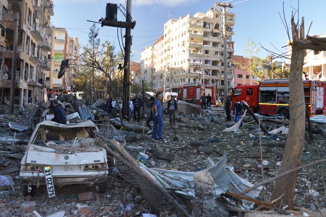 Carro-bomba explode na maior cidade do sudoeste da Turquia, Diyarbaki, matando ao menos oito pessoas e ferindo mais de 100 - 04/11/2016