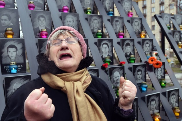 Mulher chora diante de um memorial em homenagem às vítimas dos violentos protestos pró-União Europeia que ocorreram em 2014 na Ucrânia - 21/11/2016