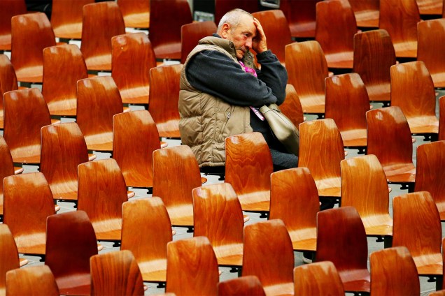 Homem assiste audiência jubilar realizada pelo Papa Francisco, no Salão Paulo VI, no Vaticano - 11/11/2016