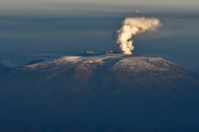 Vista aérea do vulcão Nevado del Ruiz durante uma erupção, visto a partir da cidade de Tolima, na Colômbia - 21/11/2016