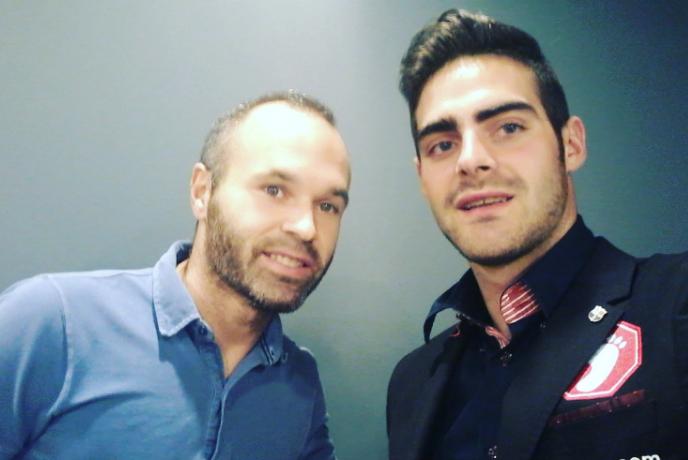 Iniesta apoia o ex-árbitro espanhol Jesús Tomillero, que se aposentou por ser insultado ao assumir homossexualidade