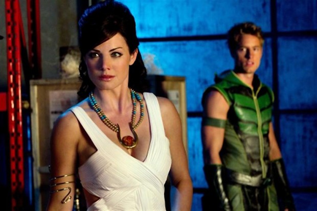 Erica Durance e Justin Hartley (Photo by Jack Rowand/The CW)