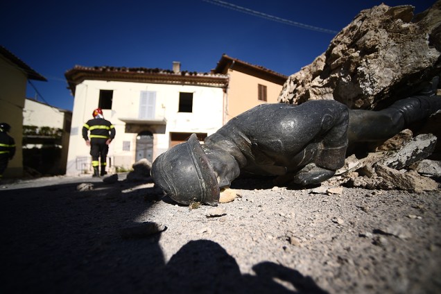 Estátua cai no chão após região do vilarejo de San Pellegrino ser atingida, dois dias antes, por um terremoto de magnitude 6.5, na Itália - 01/11/2016