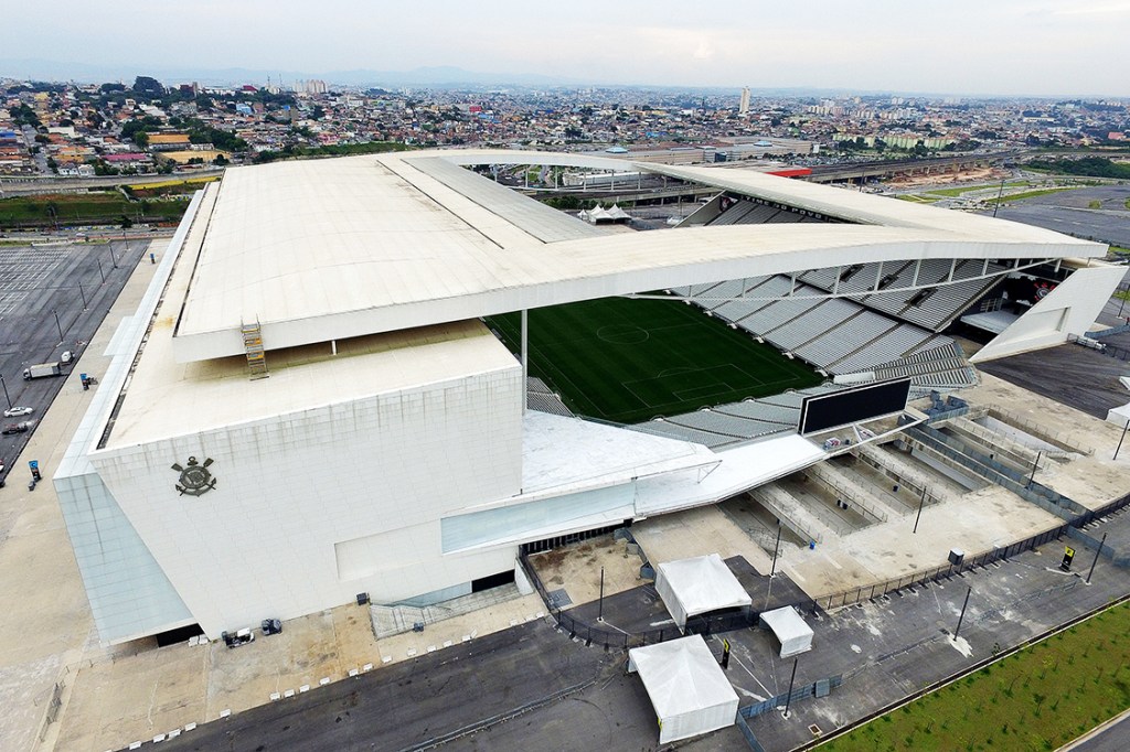 O imponente estádio que abriu a Copa de 2014 se transformou em dor de cabeça para os corintianos