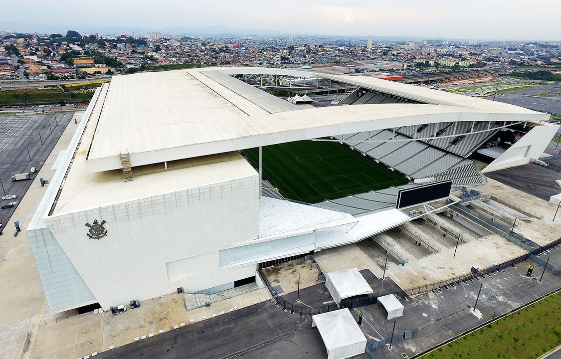 O imponente estádio que abriu a Copa de 2014 se transformou em dor de cabeça para os corintianos