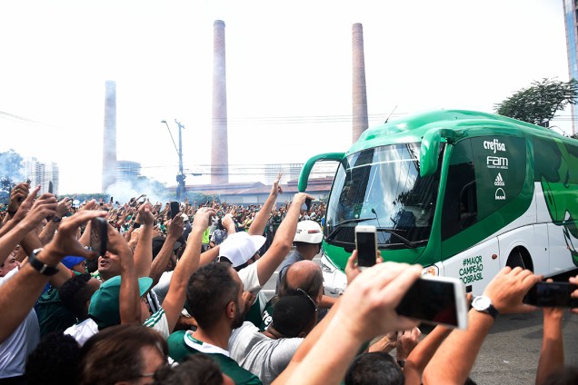 <span>Torcedores do Palmeiras acompanham a chegada do ônibus da equipe ao estádio, em São Paulo</span>