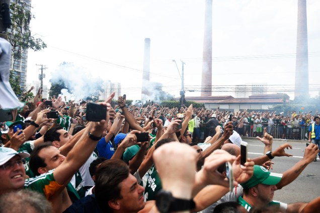 <span>Torcedores do Palmeiras </span><span>acompanham </span><span>a chegada do ônibus da equipe ao estádio, em São Paulo</span>