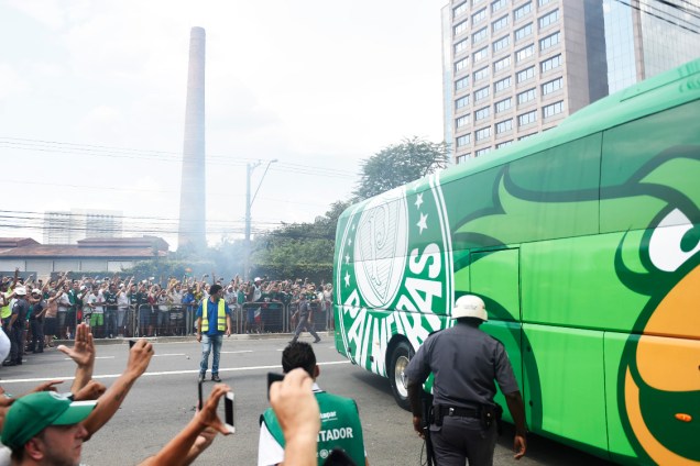 <span>Torcedores do Palmeiras acompanham a chegada do ônibus da equipe ao estádio, em São Paulo</span>