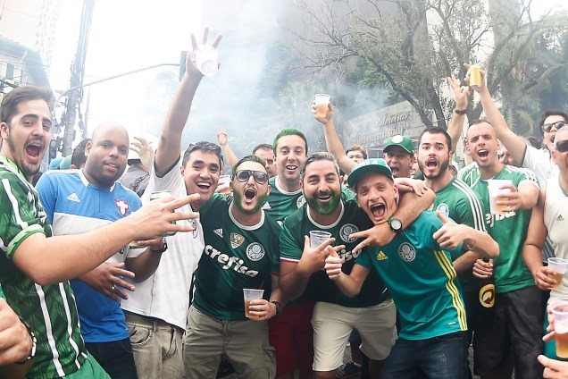 Torcedores do Palmeiras aguardam o início da partida contra a Chapecoense, em São Paulo