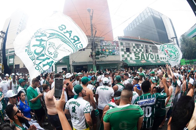 <span>Torcedores aguardam ônibus do time do Palmeiras próximo estádio</span>