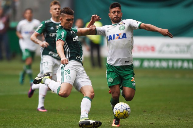 <span>Disputa de bola na partida entre</span><span> Palmeiras e Chapecoense, pela penúltima rodada do Brasileirão, em São Paulo</span>