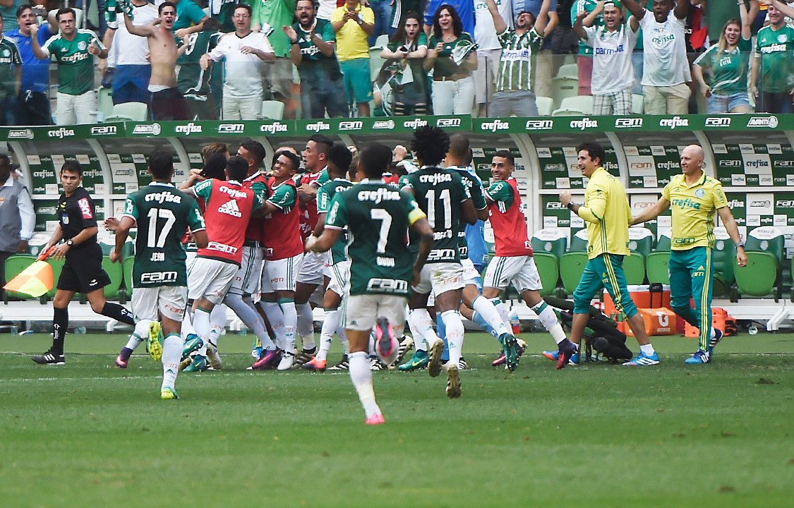 Jogadores do Palmeiras comemoram gol em jogo contra o Chapecoense em partida da última rodada do brasileirão
