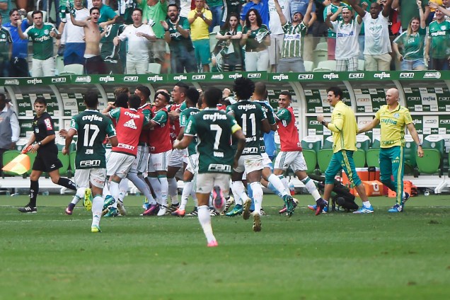 Jogadores do Palmeiras comemoram gol sobre a Chapecoense, pela penúltima rodada do Brasileirão