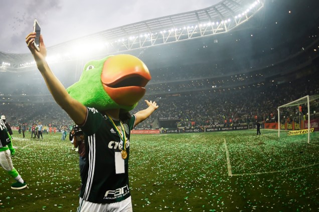Moisés <span>comemora título do Campeonato Brasileiro após partida contra a Chapecoense, em São Paulo</span>