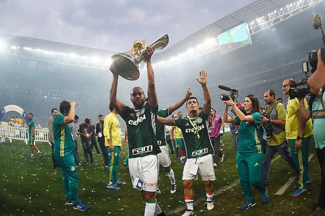 <span>Alecsandro levanta taça após ser campeão do Brasileirão, em São Paulo</span>