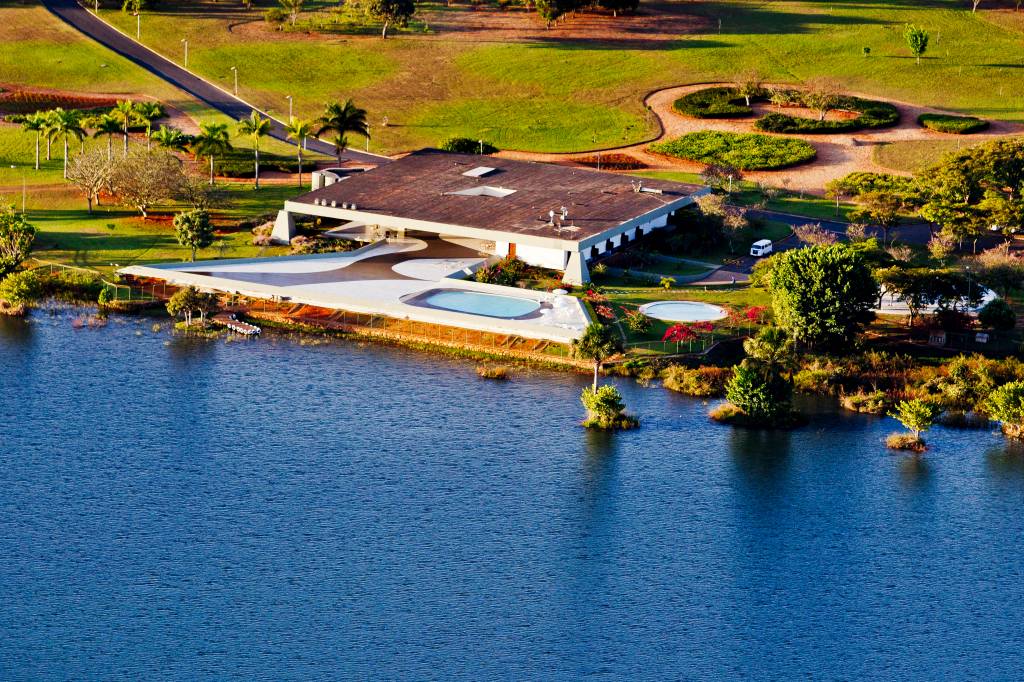 Carro invade perímetro de segurança do Palácio do Jaburu em Brasília